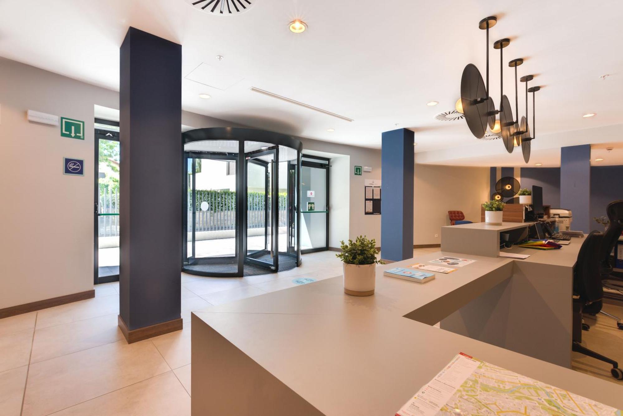 Livensa Living Pamplona Albergue Juvenil Экстерьер фото